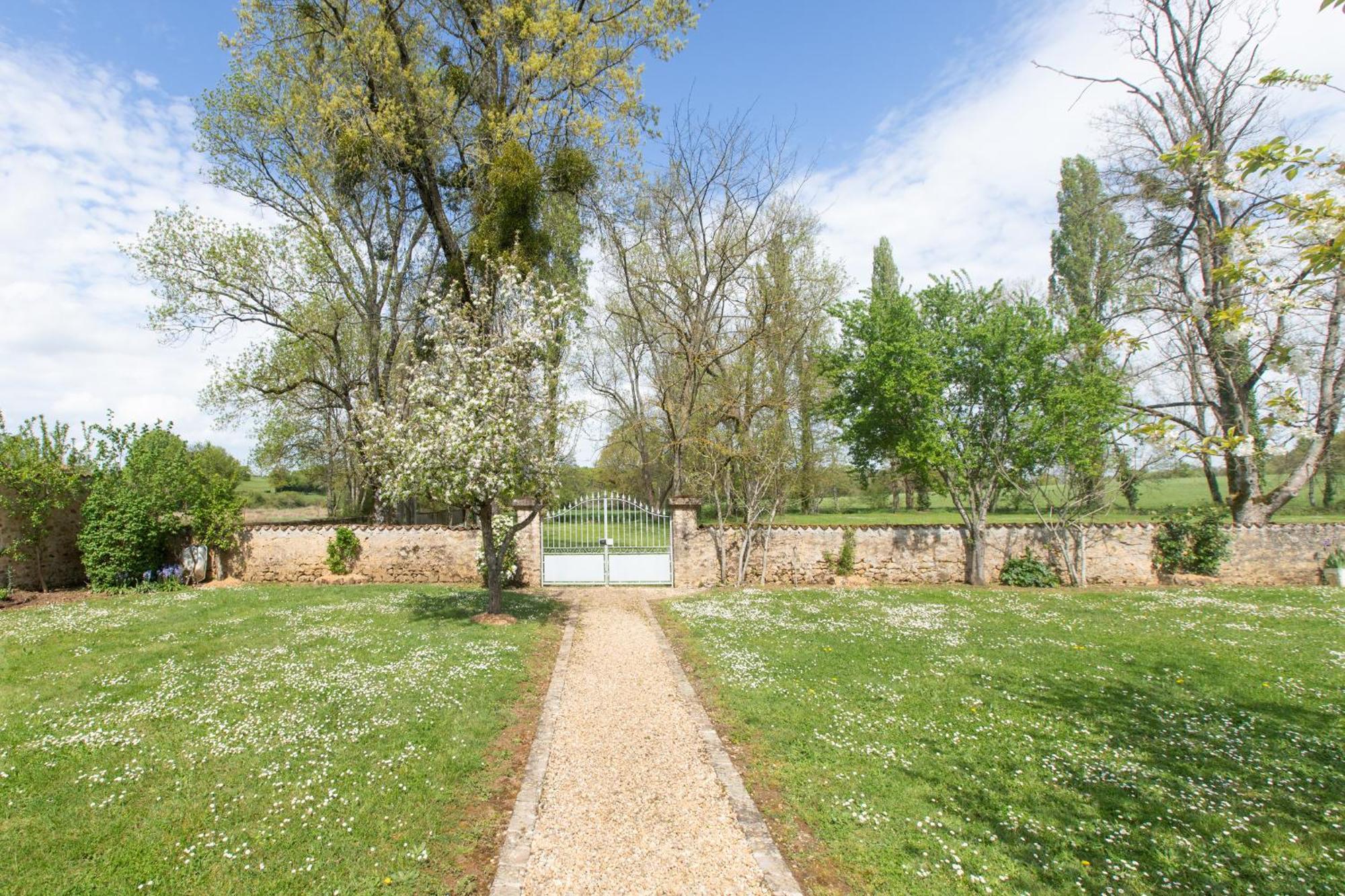Le Clos Du Gue Pressac Buitenkant foto